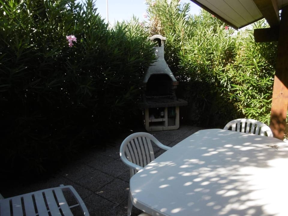 Property building, Day, Garden, Dining area, Garden view