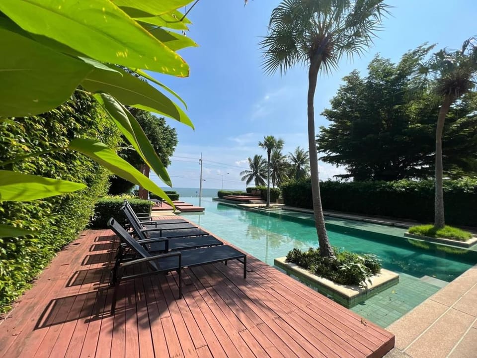 Pool view, Swimming pool, sunbed