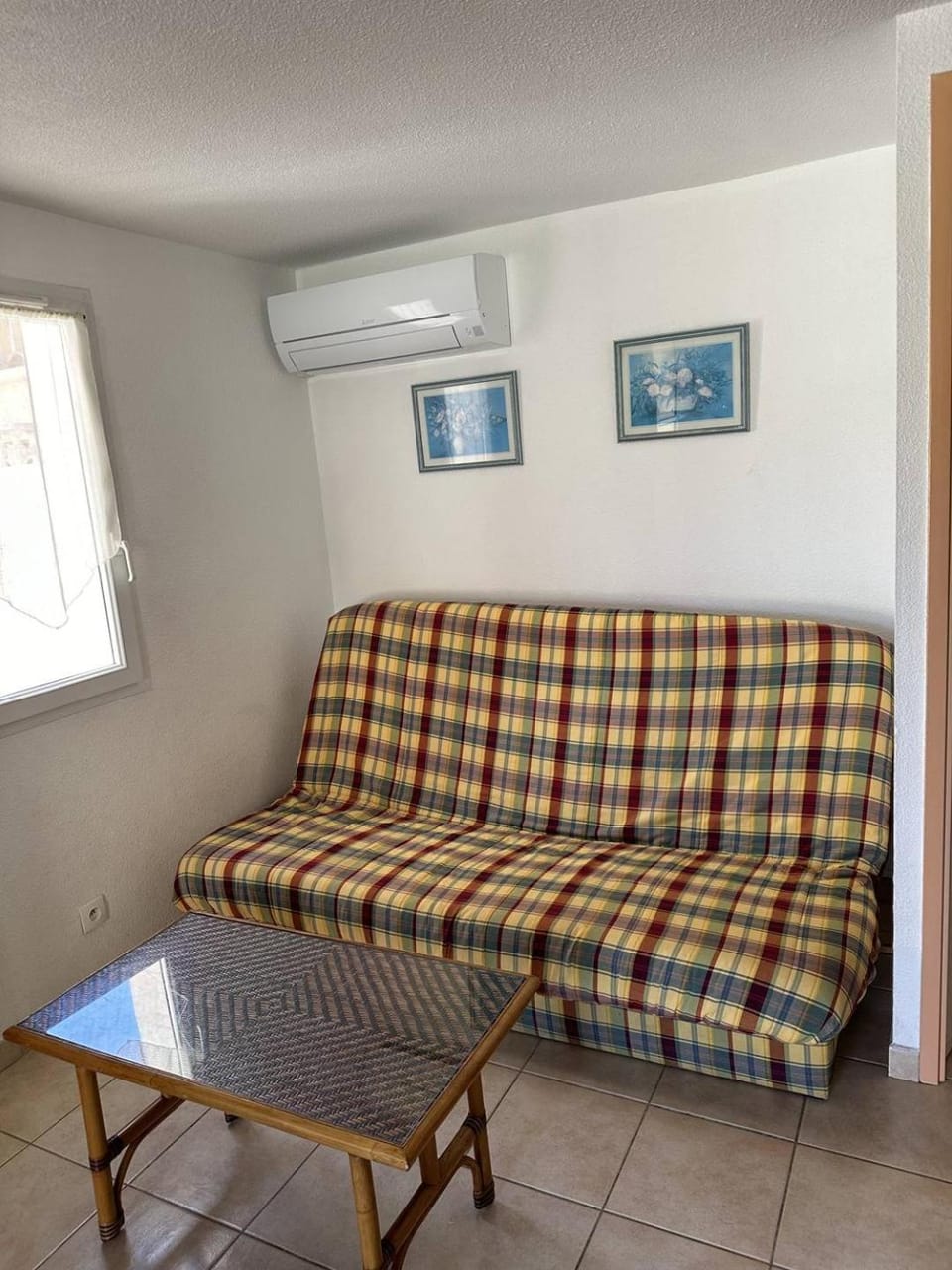 Living room, Seating area, air conditioner
