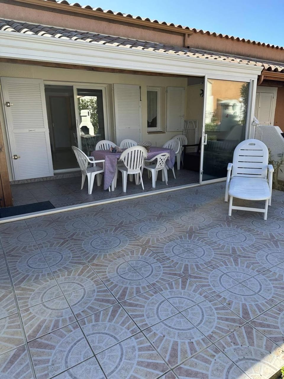 Property building, Patio, Dining area, sunbed