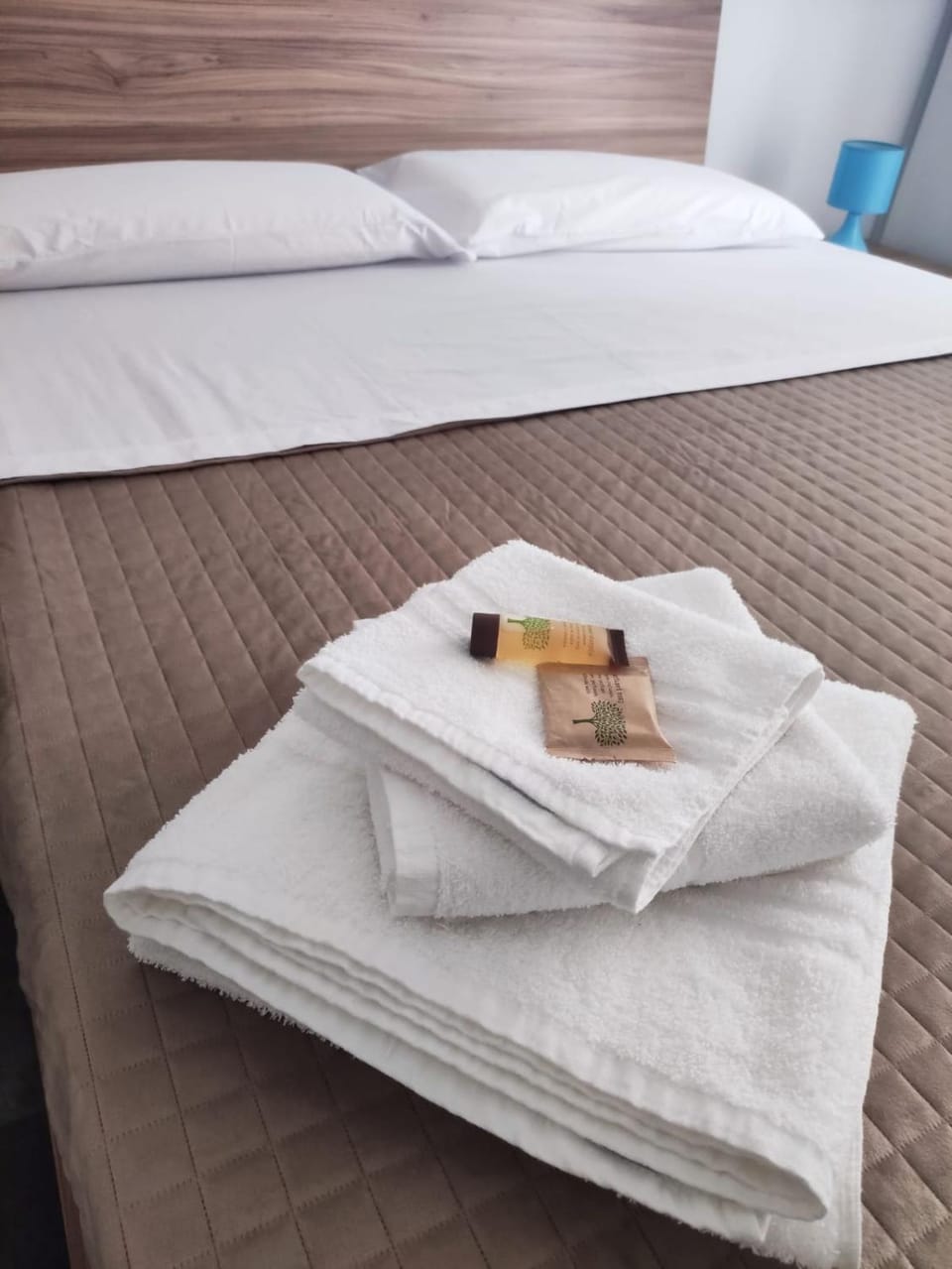 Bed, towels