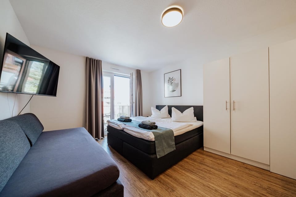 Bed, TV and multimedia, Living room, Photo of the whole room, Seating area, Bedroom