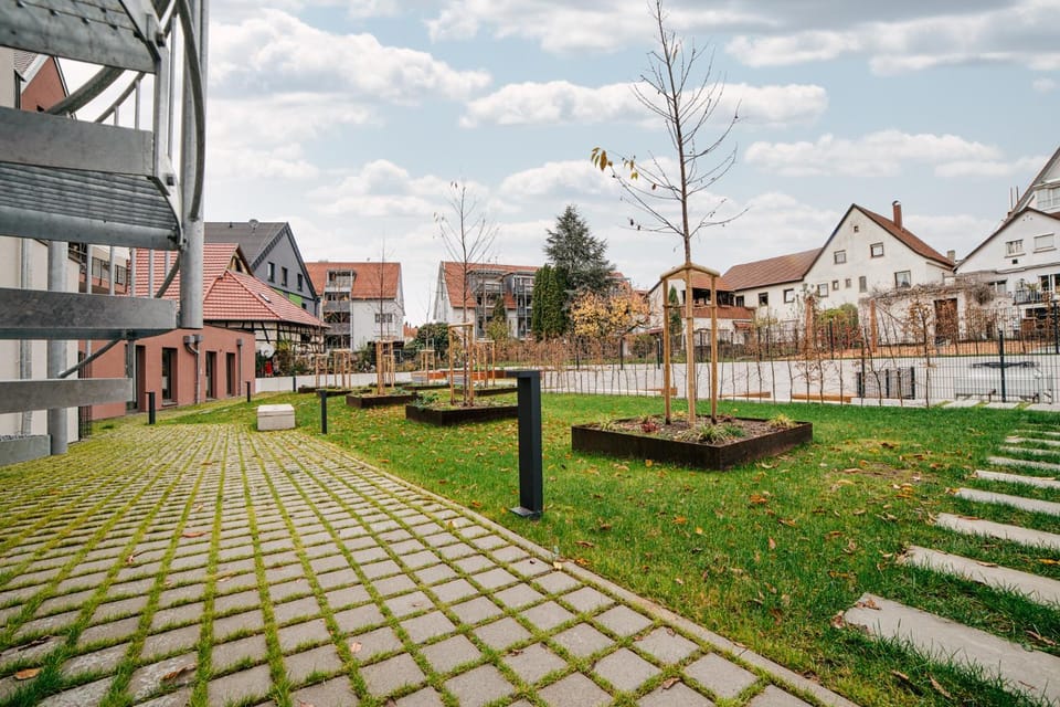 Property building, Spring, Day, Neighbourhood, Natural landscape, Garden, Garden view, Street view, Location