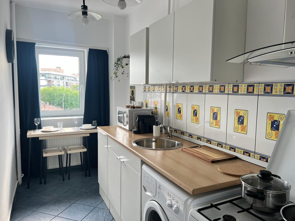 Kitchen or kitchenette, minibar, washing machine