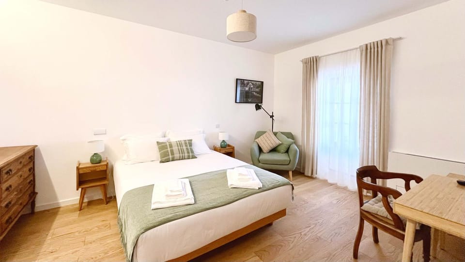 Bed, Photo of the whole room, Bedroom, hair dresser, towels