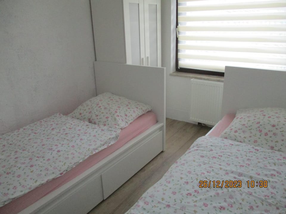 Bedroom, Text overlay