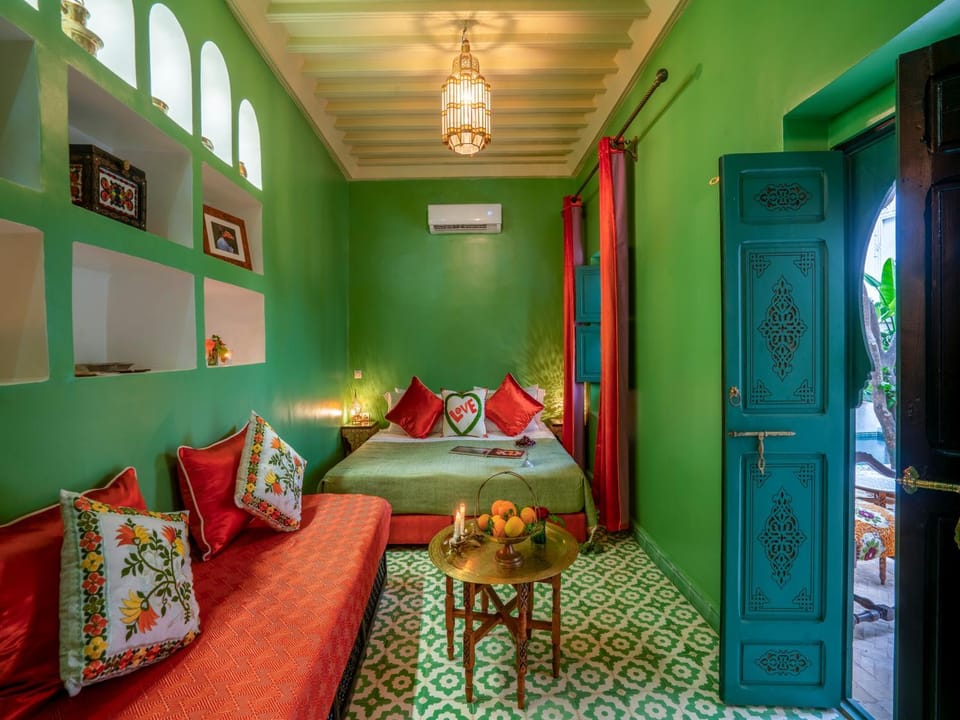Bed, Living room, Photo of the whole room, Bedroom, air conditioner