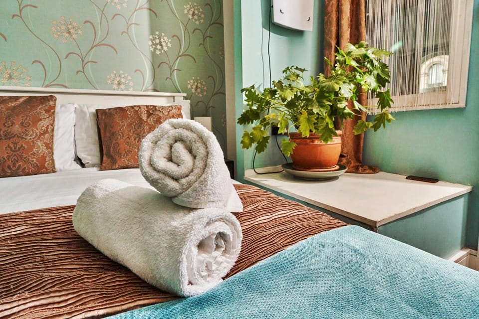 Bed, Bedroom, towels