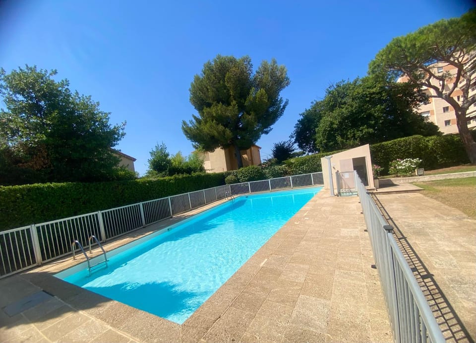 Sea View Apartment - Private Parking, Swimming Pool, Air Conditioning Apartment in Cagnes-sur-Mer