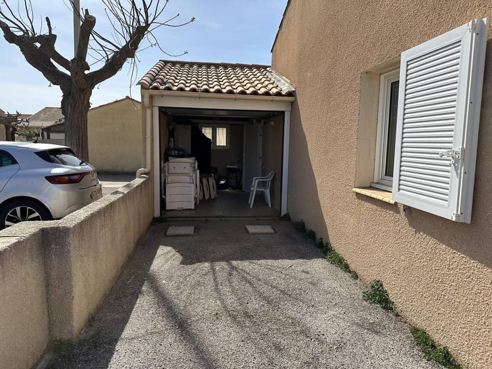 Property building, Day, Neighbourhood, Street view, Parking