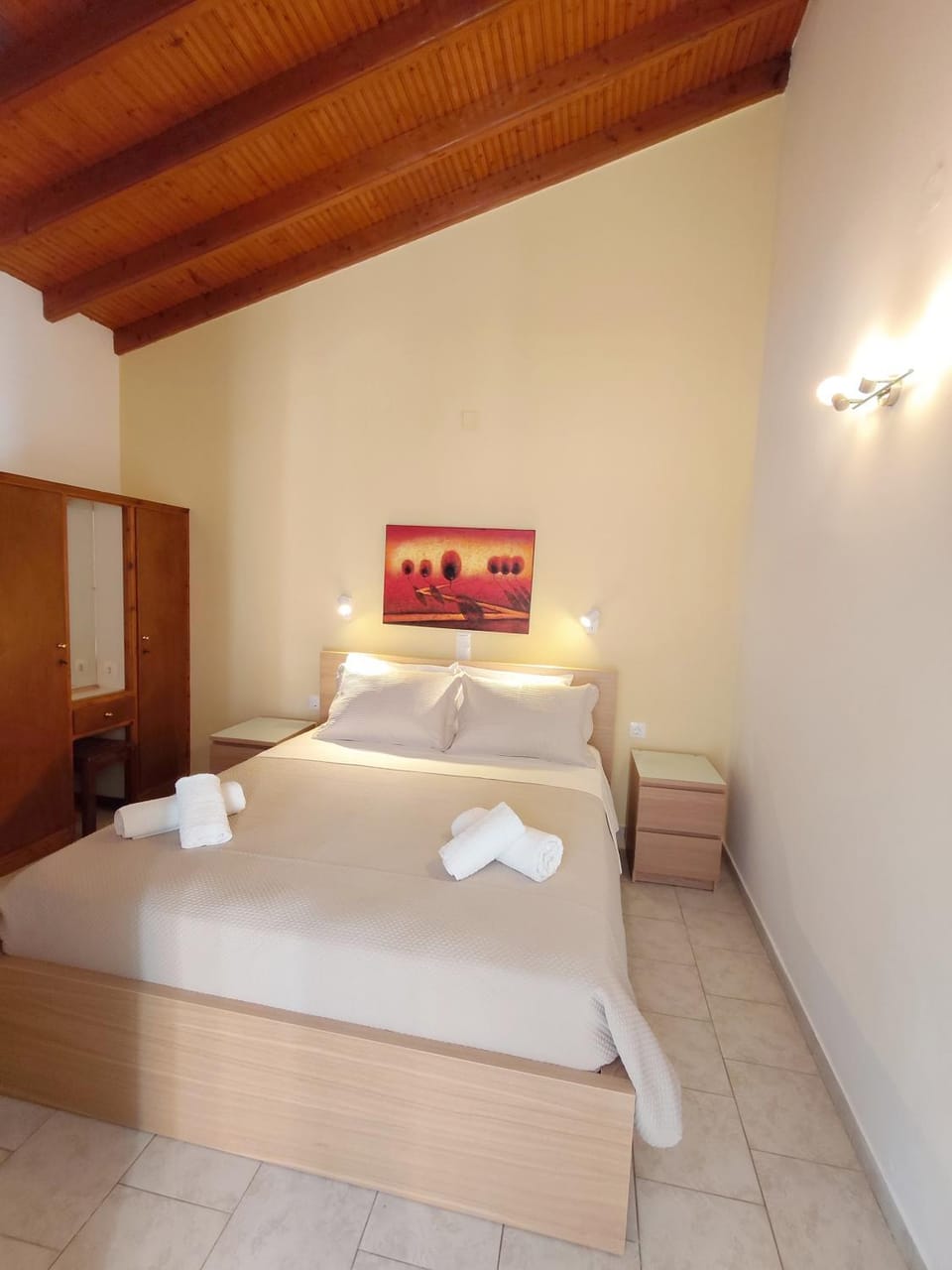 Photo of the whole room, Bedroom