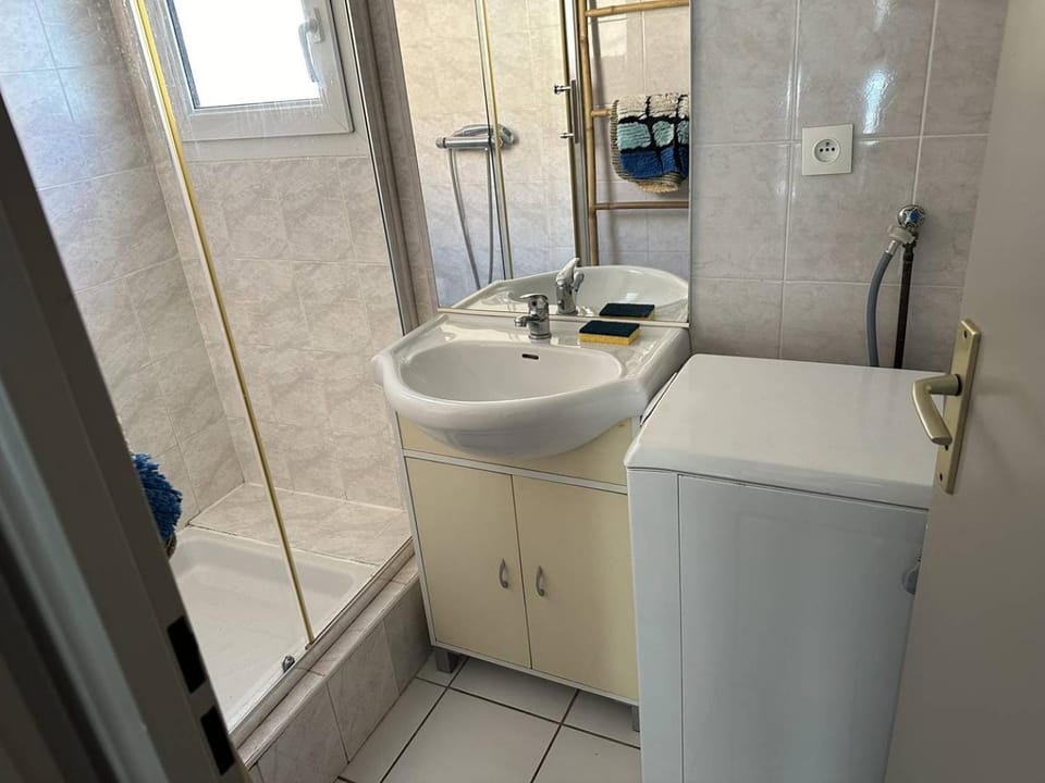 Bathroom, washing machine