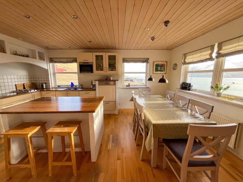 Kitchen or kitchenette, Dining area