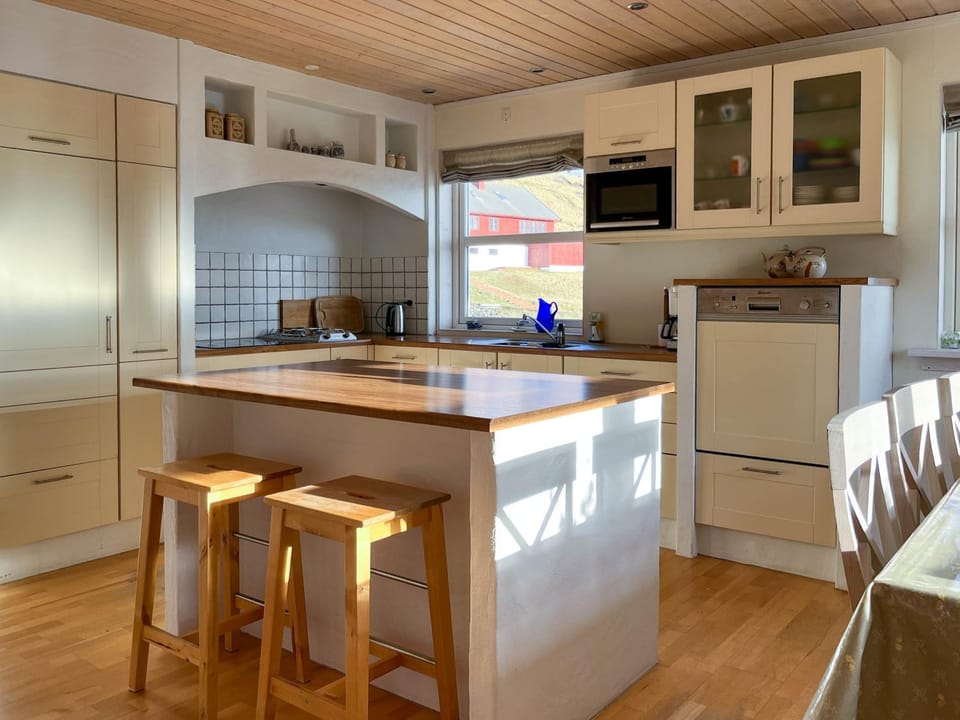Kitchen or kitchenette, dishwasher, pet friendly, stove