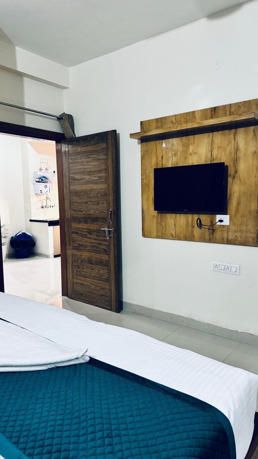 Communal lounge/ TV room, Bed, TV and multimedia, Bedroom