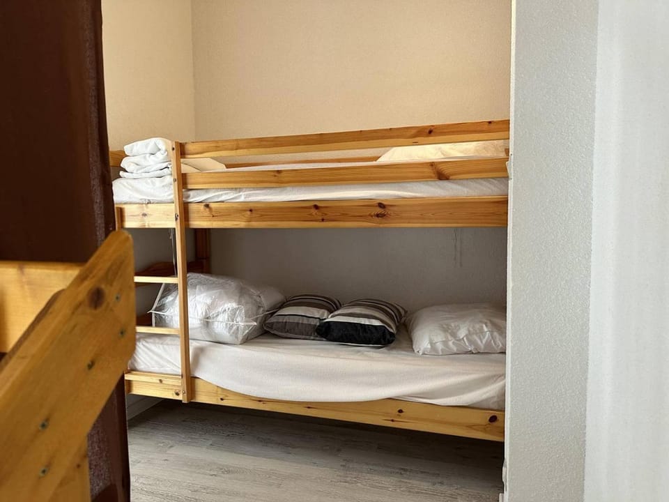 Photo of the whole room, Bedroom, bunk bed, wardrobe