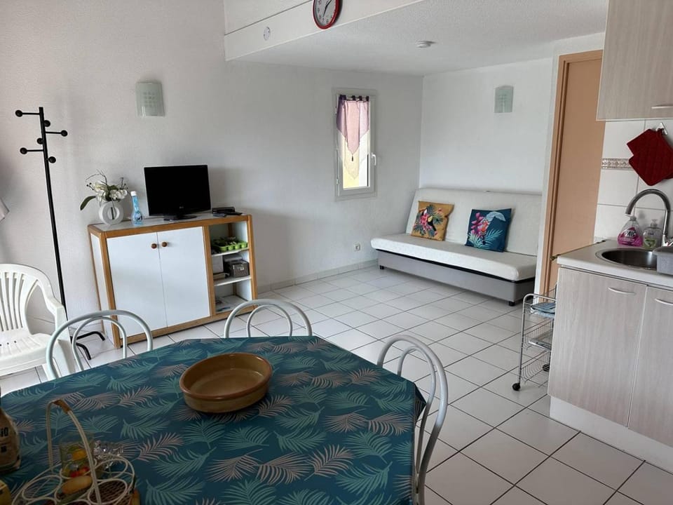 TV and multimedia, Kitchen or kitchenette, Living room, Dining area, minibar