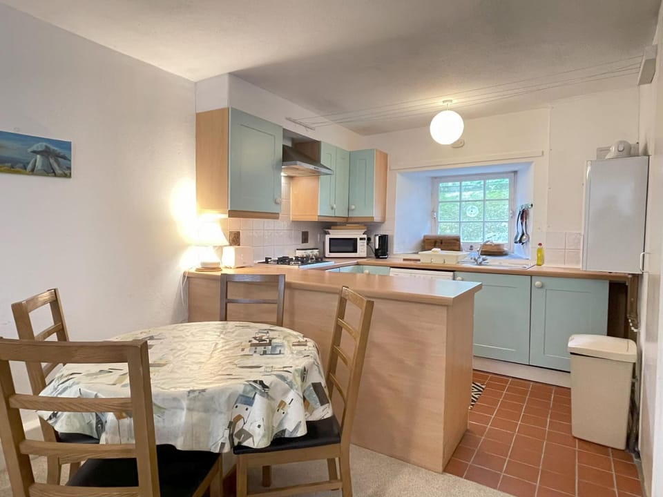 Property building, Kitchen or kitchenette, Dining area, oven, toaster