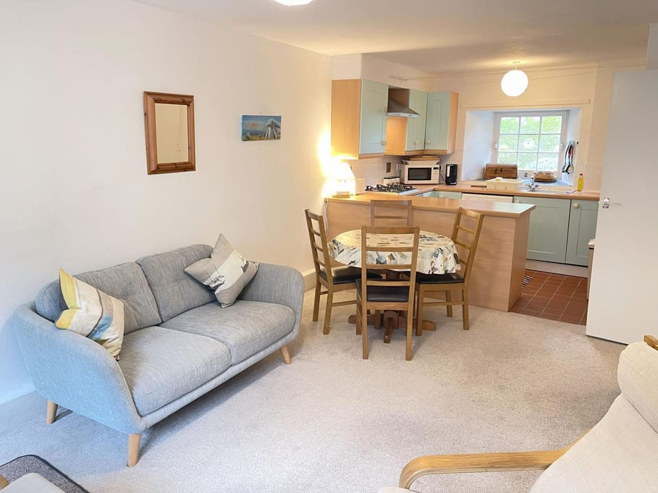 Property building, Kitchen or kitchenette, Living room, Dining area