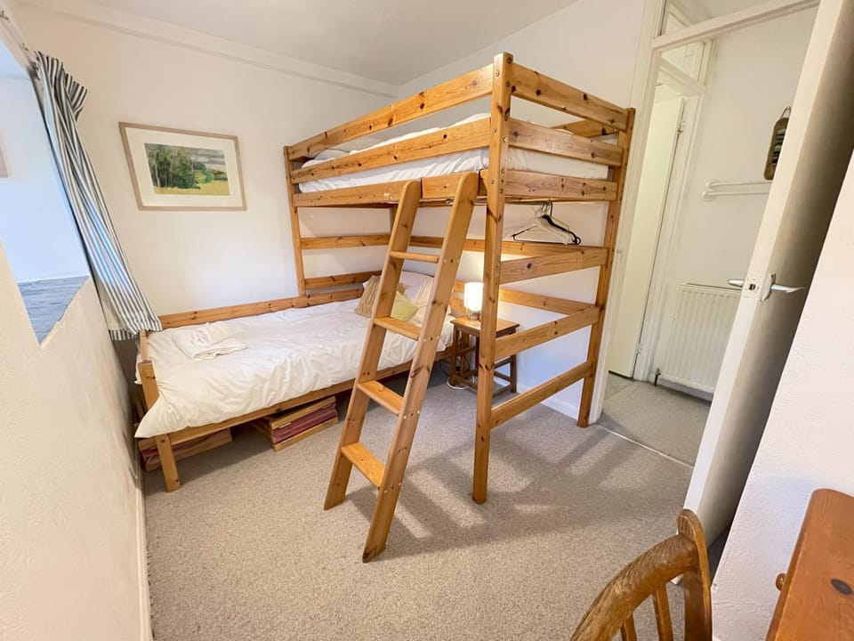 Property building, Bed, Photo of the whole room, Bedroom, bunk bed
