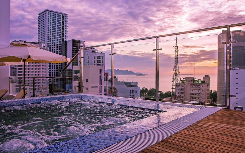 Hot Tub, City view, Pool view, Sea view, Swimming pool, sunbed