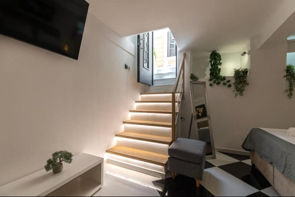Kostas Plaka Square Apartment in Plaka