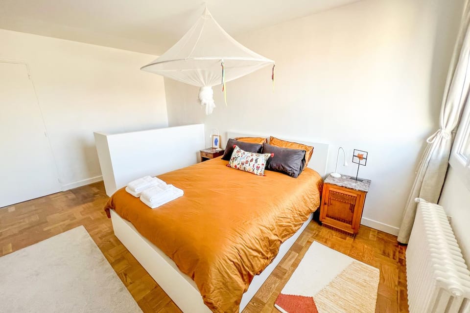 Bed, Photo of the whole room, Bedroom, towels
