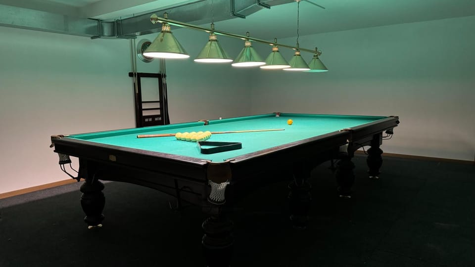 Billiard, Game Room