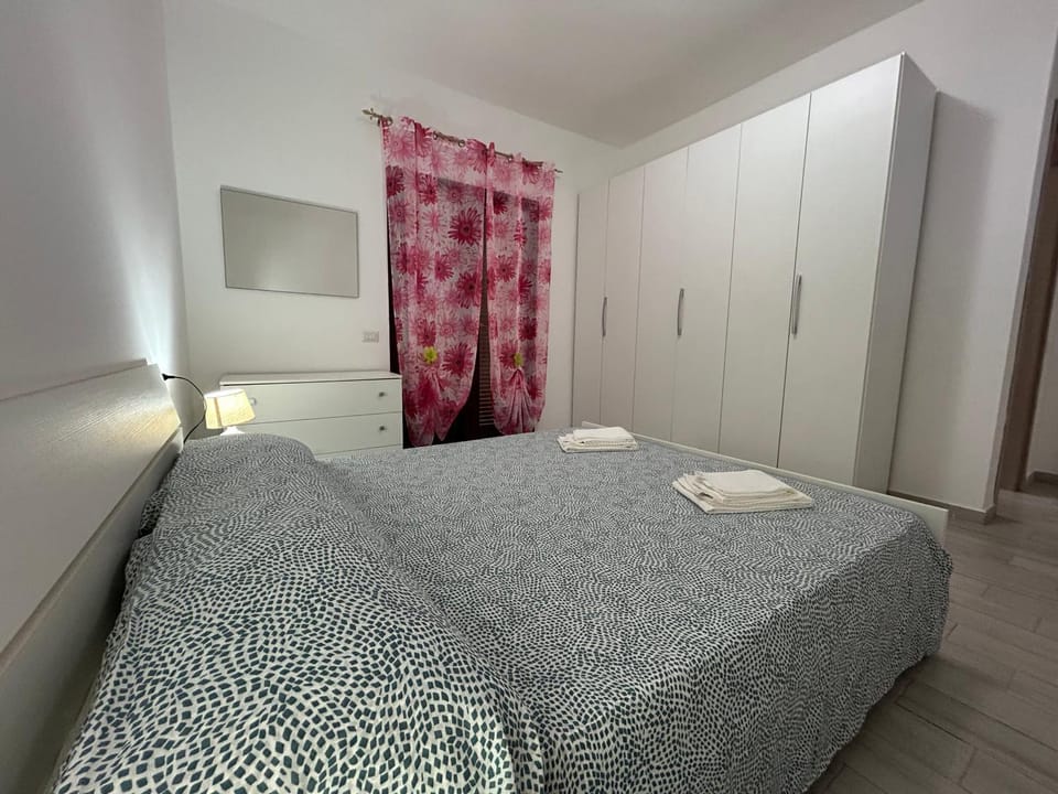 Photo of the whole room, Bedroom, wardrobe