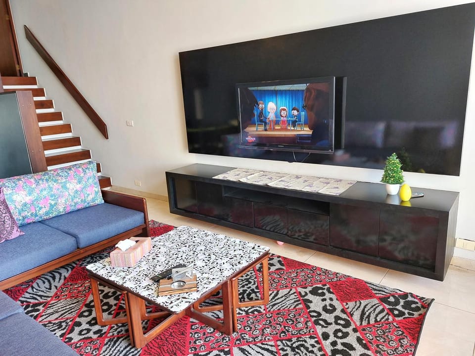 Communal lounge/ TV room, TV and multimedia, Living room, Seating area, Evening entertainment
