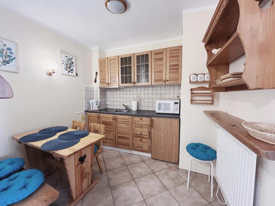 Kitchen or kitchenette, minibar, stove
