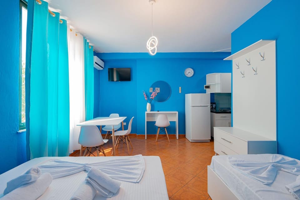 Bed, TV and multimedia, Kitchen or kitchenette, Photo of the whole room, Seating area, Dining area, towels