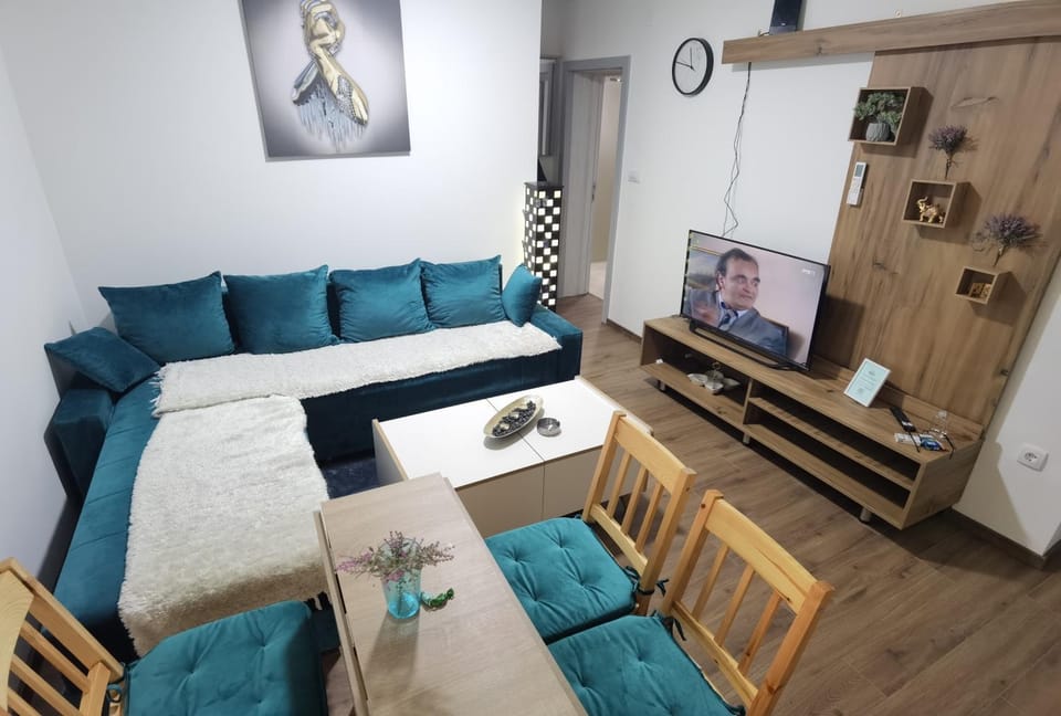 Bed, TV and multimedia, Living room, Seating area