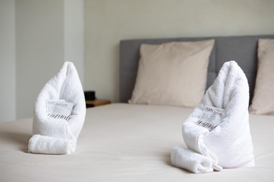 Bed, Bedroom, towels