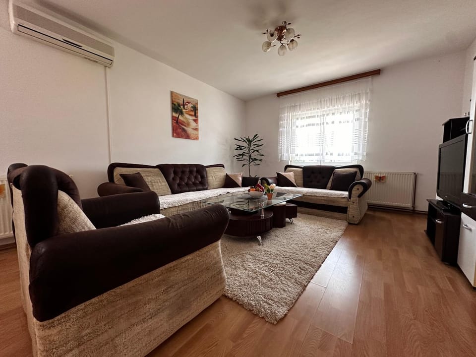 Communal lounge/ TV room, Living room, Seating area