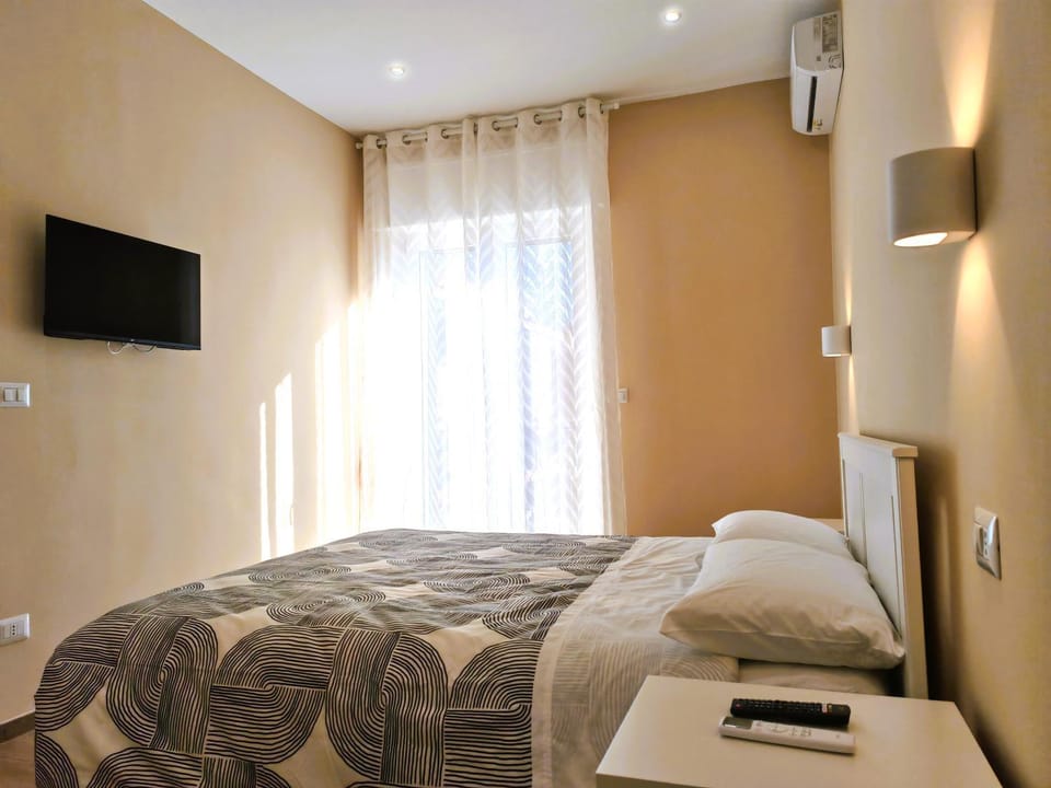Bed, TV and multimedia, Bedroom, air conditioner