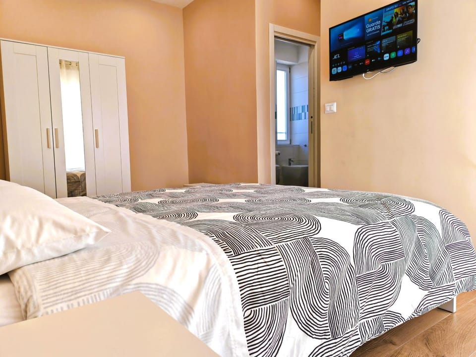 Bed, TV and multimedia, Bedroom, locker, wardrobe, air conditioner, air conditioner
