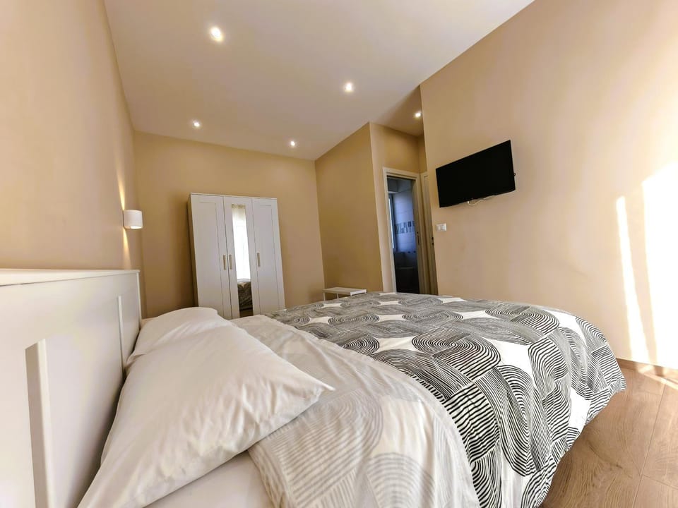 Bed, TV and multimedia, Bedroom