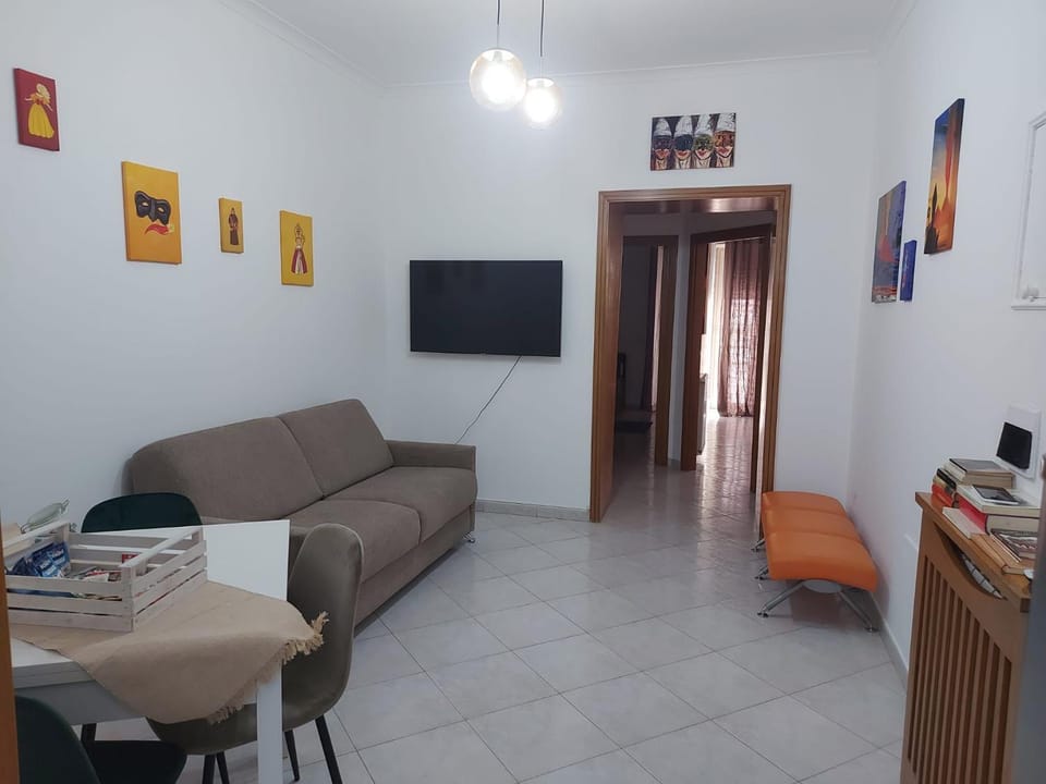 Communal lounge/ TV room, TV and multimedia, Living room, Seating area, Dining area, Evening entertainment