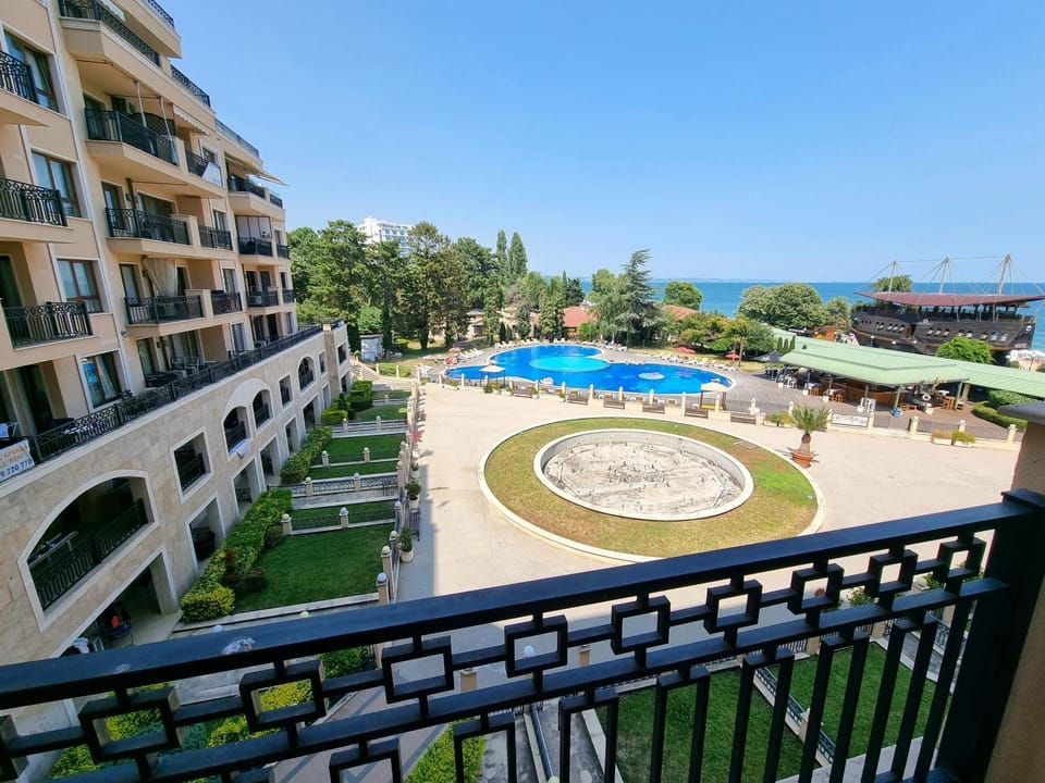 Property building, Day, Balcony/Terrace, Beach, Evening entertainment, Pool view, Sea view, Swimming pool, sunbed