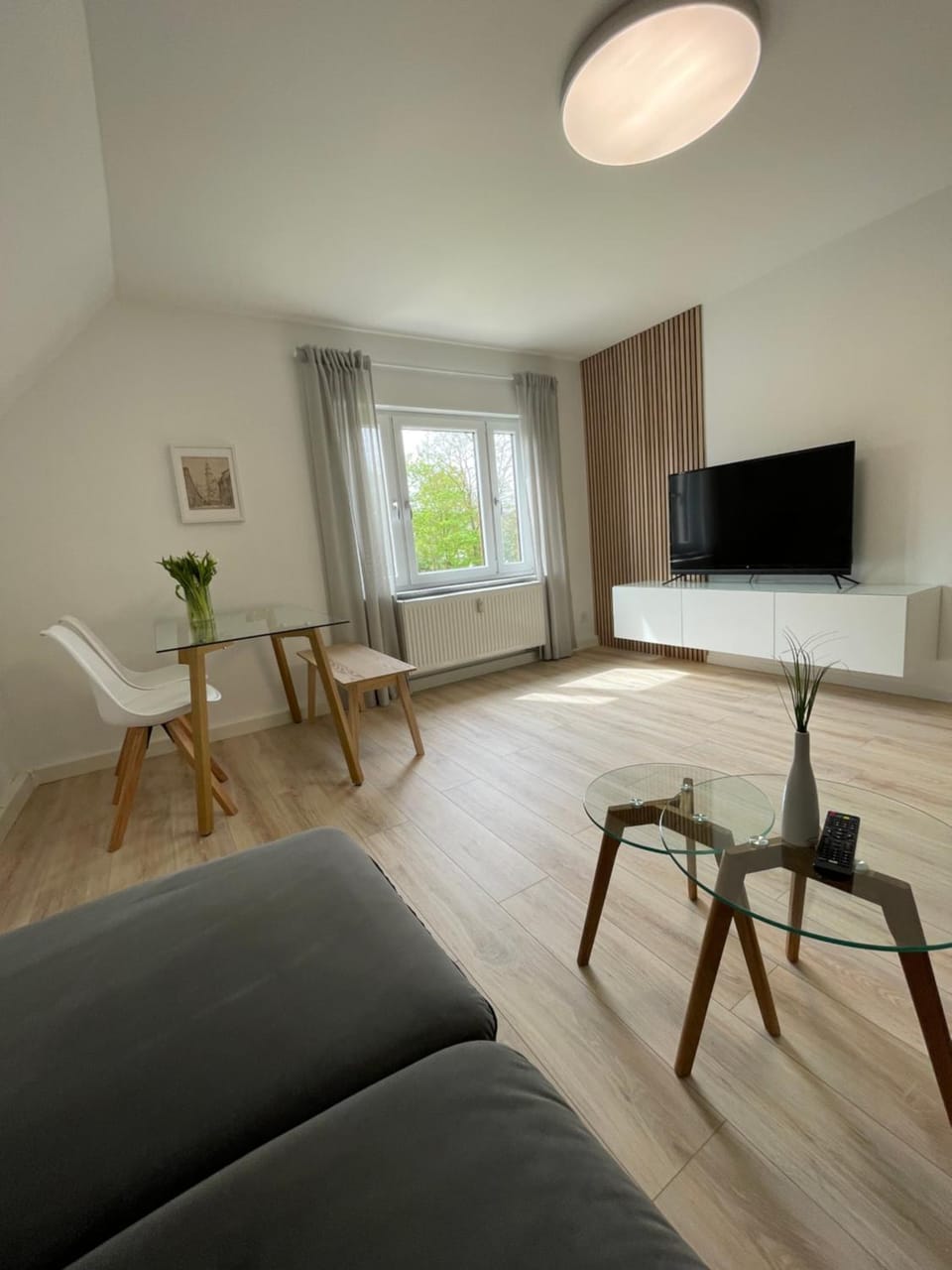 TV and multimedia, Living room, Seating area, Evening entertainment