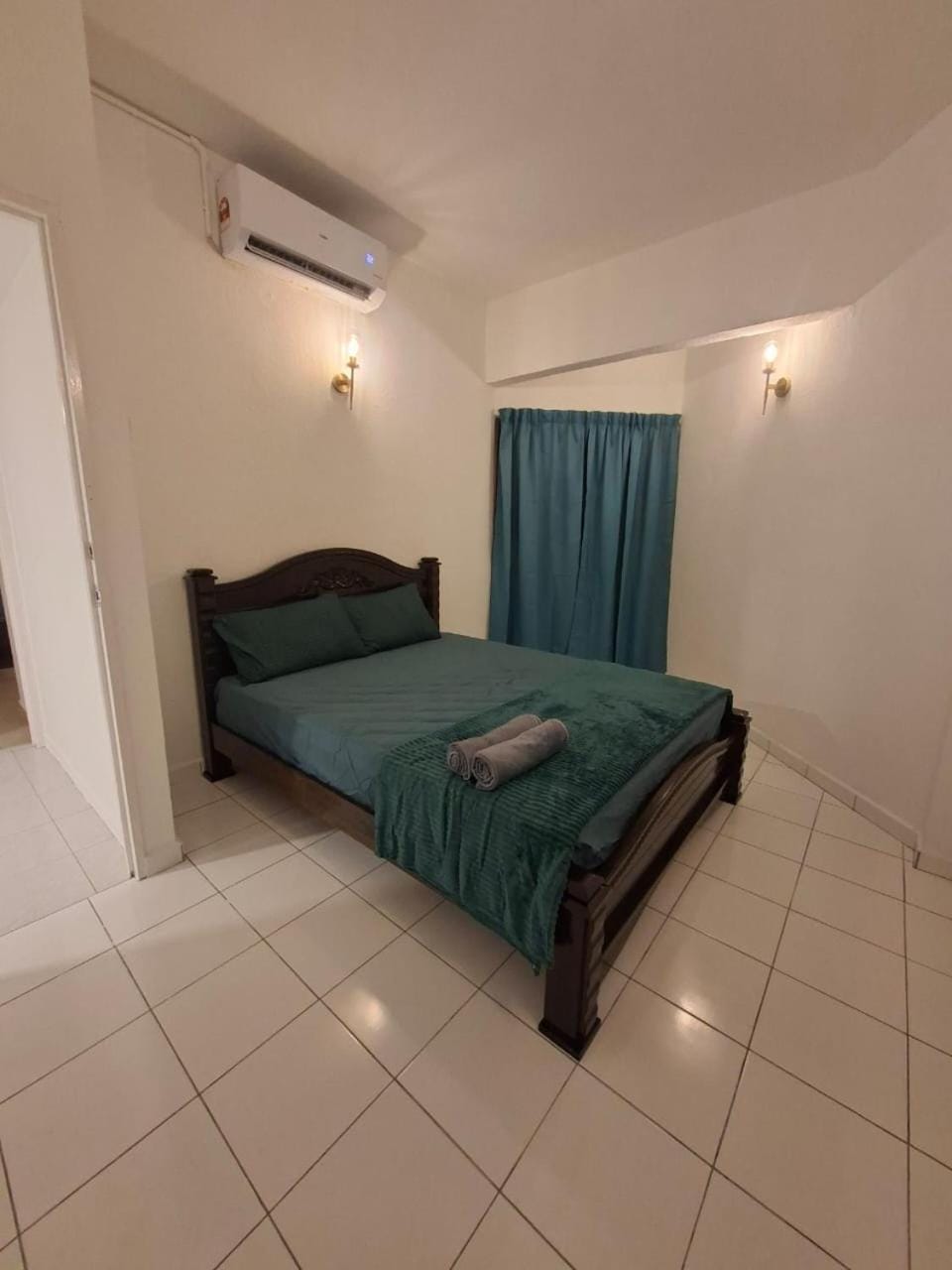 Bed, Photo of the whole room, Bedroom, towels, air conditioner