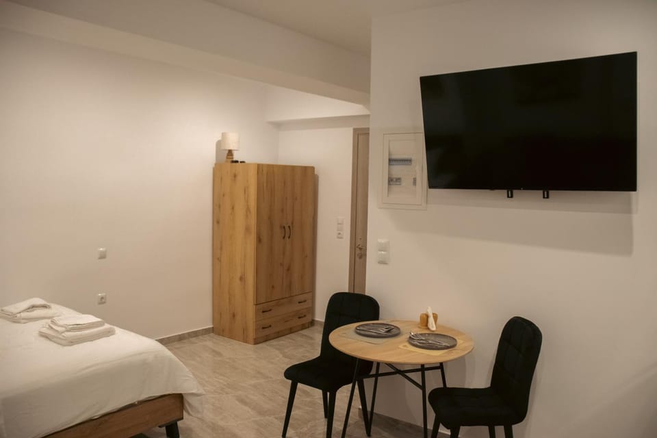 Bed, TV and multimedia, Photo of the whole room, Bedroom, towels