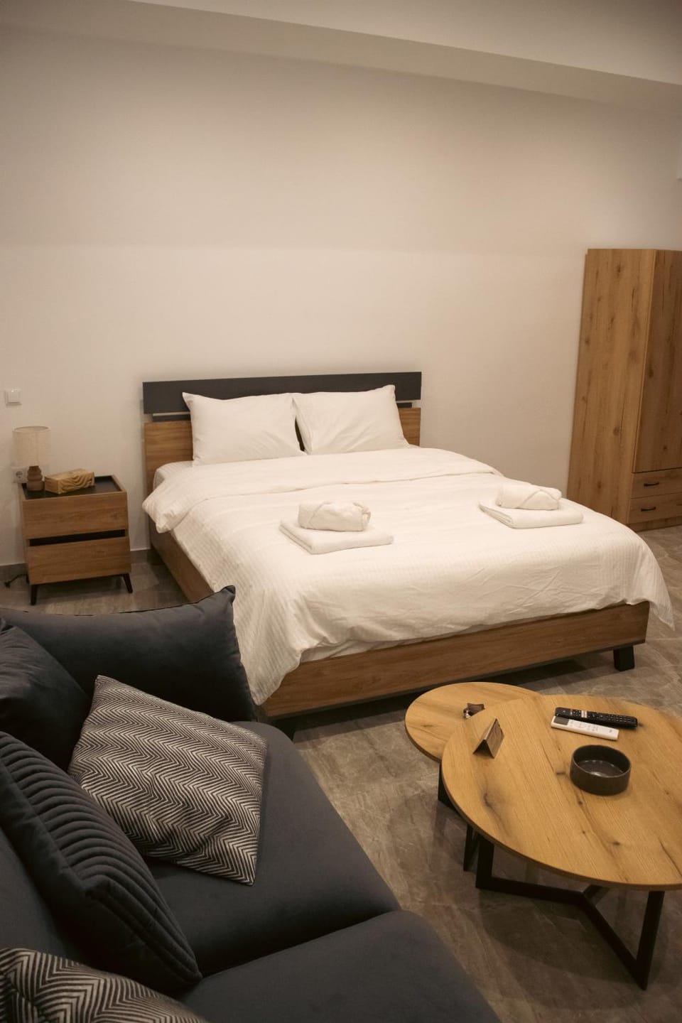 Bed, Living room, Photo of the whole room, Seating area, Bedroom