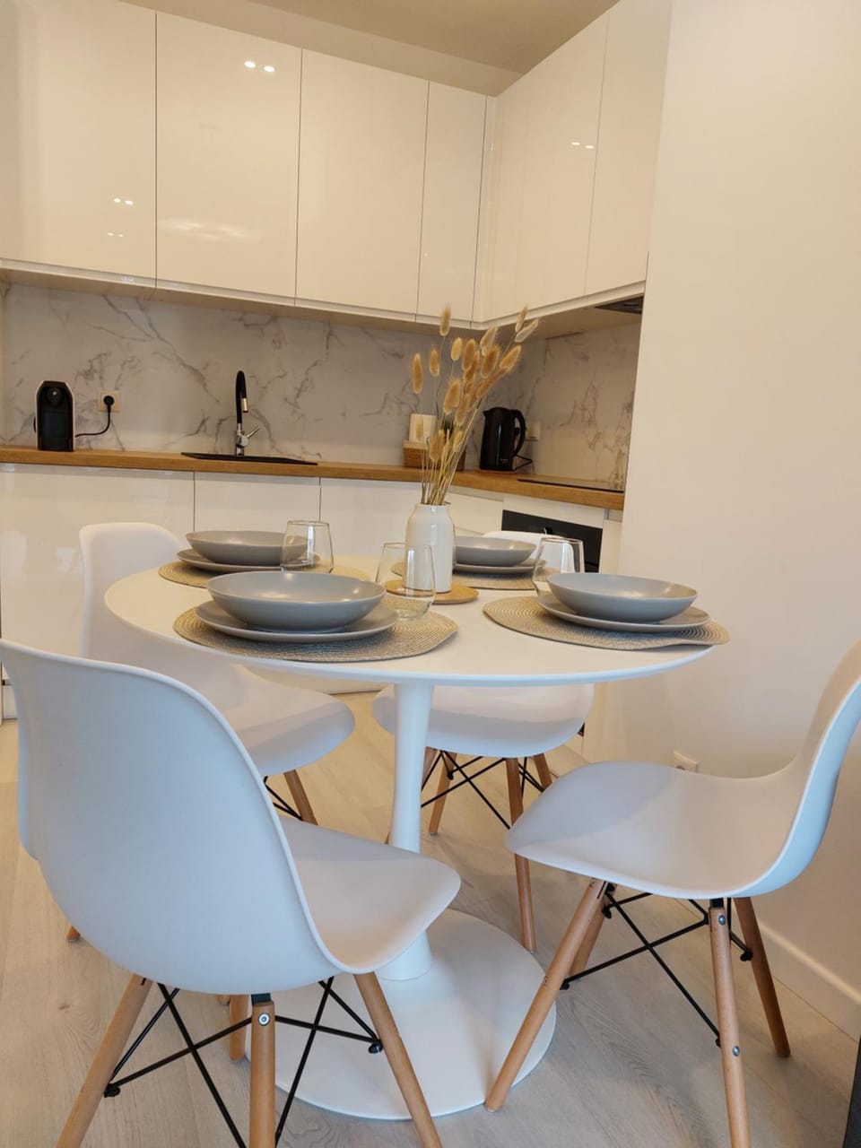 Kitchen or kitchenette, Dining area