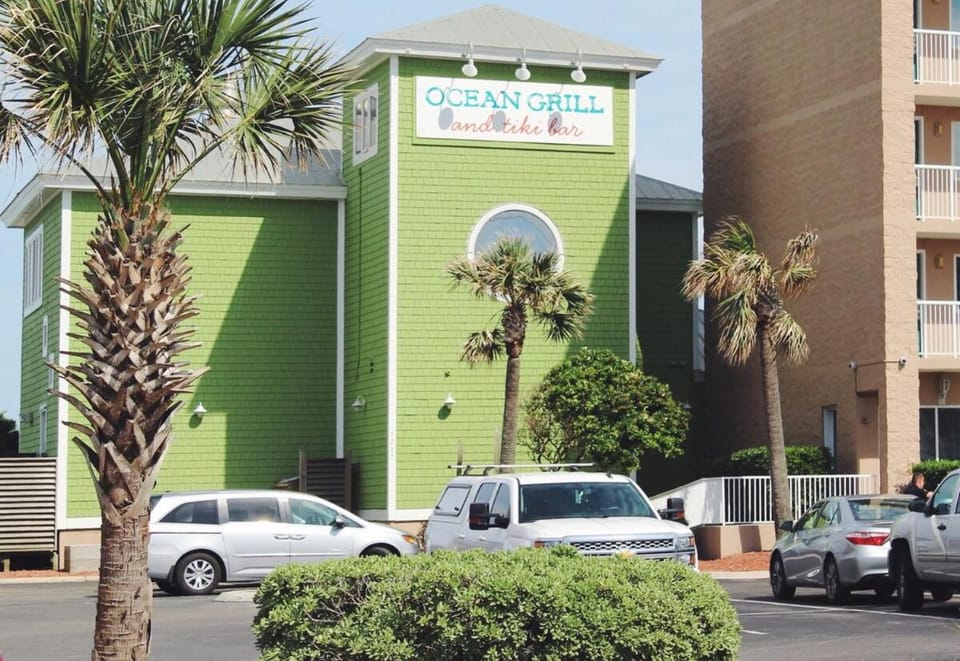 Kraken's Den * Oceanview * Steps to ocean * Pool Apartment in Carolina Beach