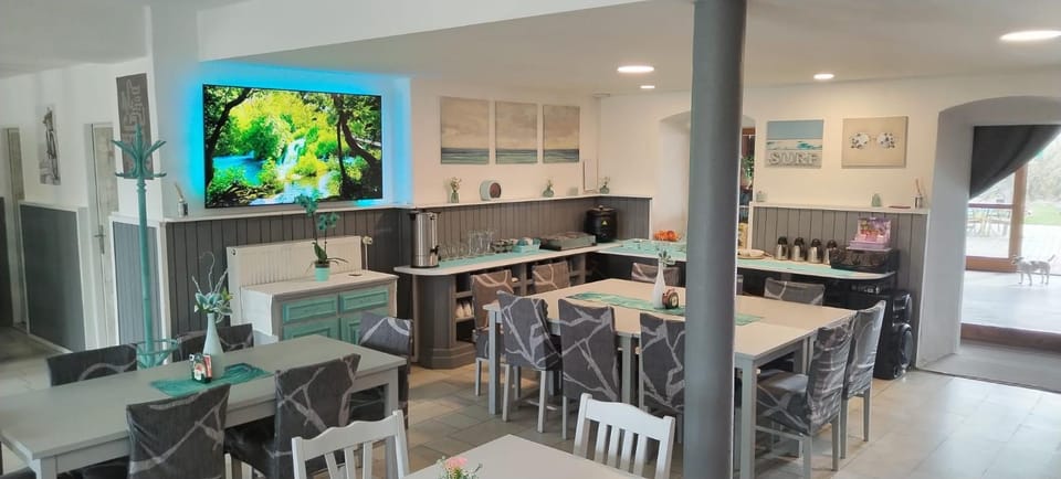 TV and multimedia, Seating area, Dining area