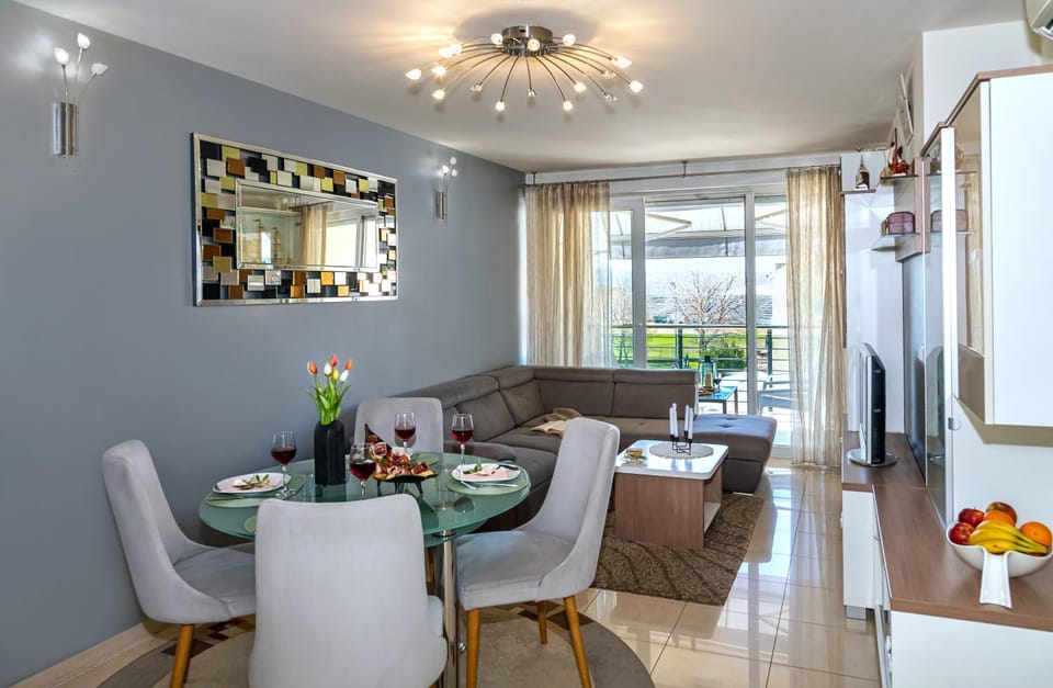 Seating area, Dining area