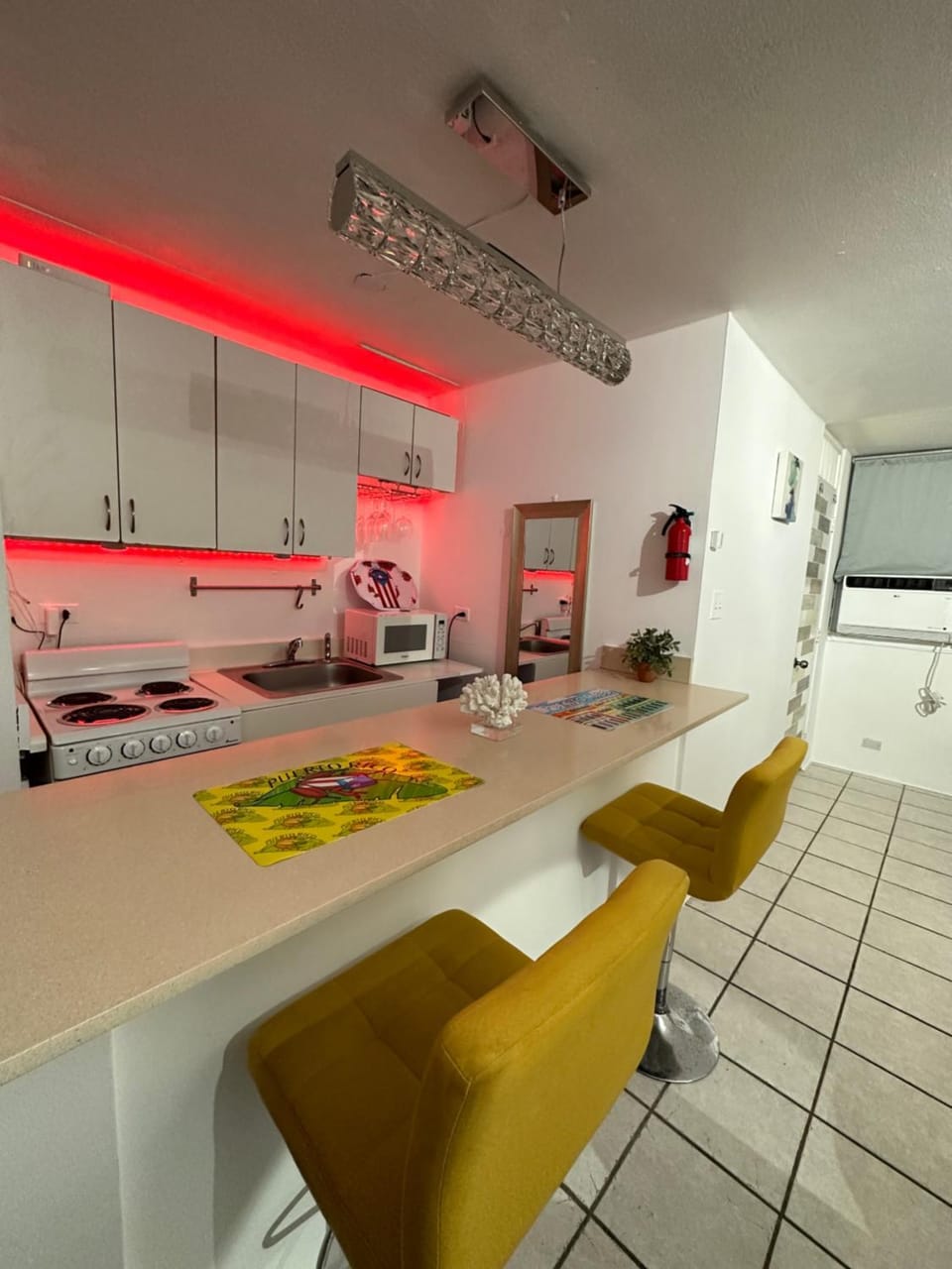 Kitchen or kitchenette, Seating area, Dining area, minibar, pet friendly