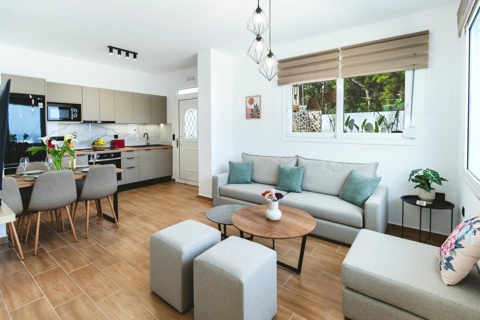Kitchen or kitchenette, Living room, Seating area, Dining area, minibar, pet friendly, stove